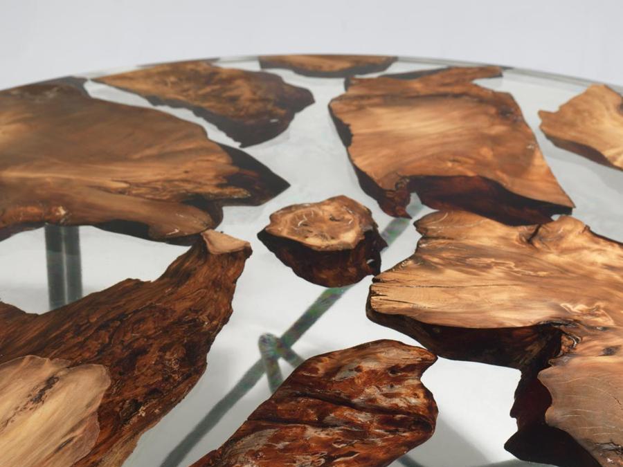 Riva 1920, tavolo Earth, design Centro ricerca e sviluppo Riva 1920, base design Renzo e Matteo Piano. Tavolo con top in resina e legno millenario di Kauri. La base in ferro scuro con sezione tubolare e saldature a vista riprende un progetto originale di Renzo Piano.