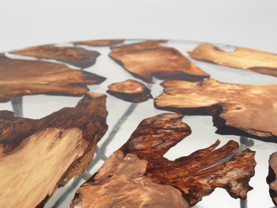 Riva 1920, tavolo Earth, design Centro ricerca e sviluppo Riva 1920, base design Renzo e Matteo Piano. Tavolo con top in resina e legno millenario di Kauri. La base in ferro scuro con sezione tubolare e saldature a vista riprende un progetto originale di Renzo Piano.