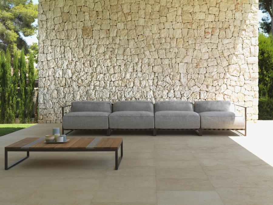 Talenti, collezione di arredo outdoor Casilda, design Ramòn Esteve; caratterizzata da linee morbide, rilegge le forme classiche, rendendole essenziali e attuali. Le imbottiture in quick dry foam, nate da una ricerca avanzata sui materiali, sopportano perfettamente gli agenti atmosferici.