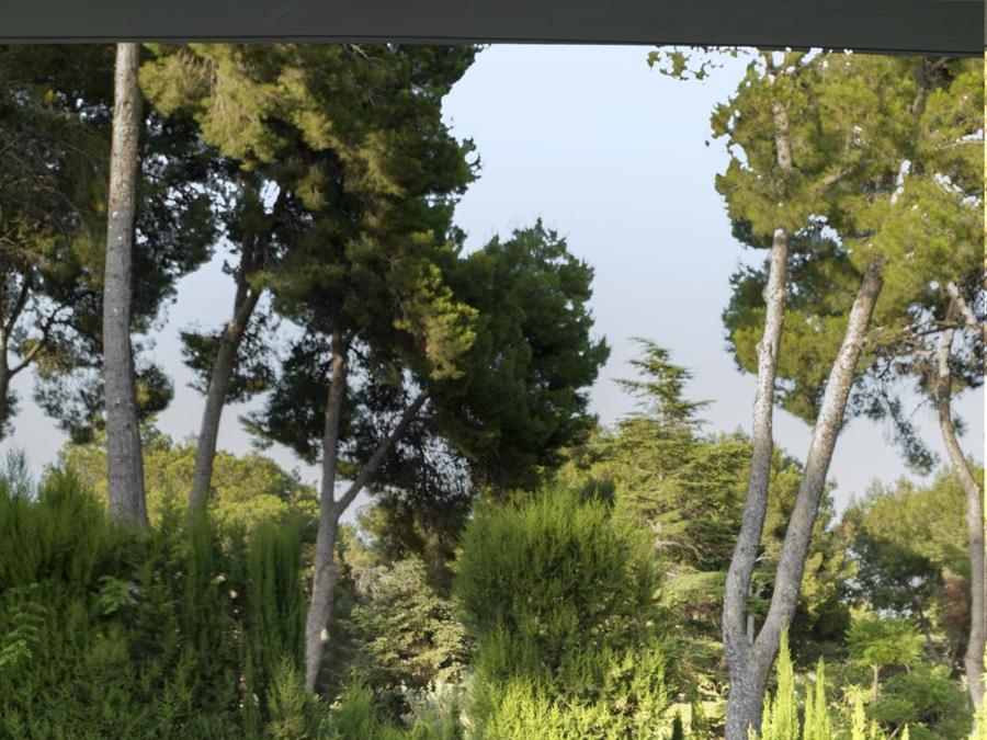 Talenti, collezione di arredo outdoor Casilda, design Ramòn Esteve; caratterizzata da linee morbide, rilegge le forme classiche, rendendole essenziali e attuali. Le imbottiture in quick dry foam, nate da una ricerca avanzata sui materiali, sopportano perfettamente gli agenti atmosferici.