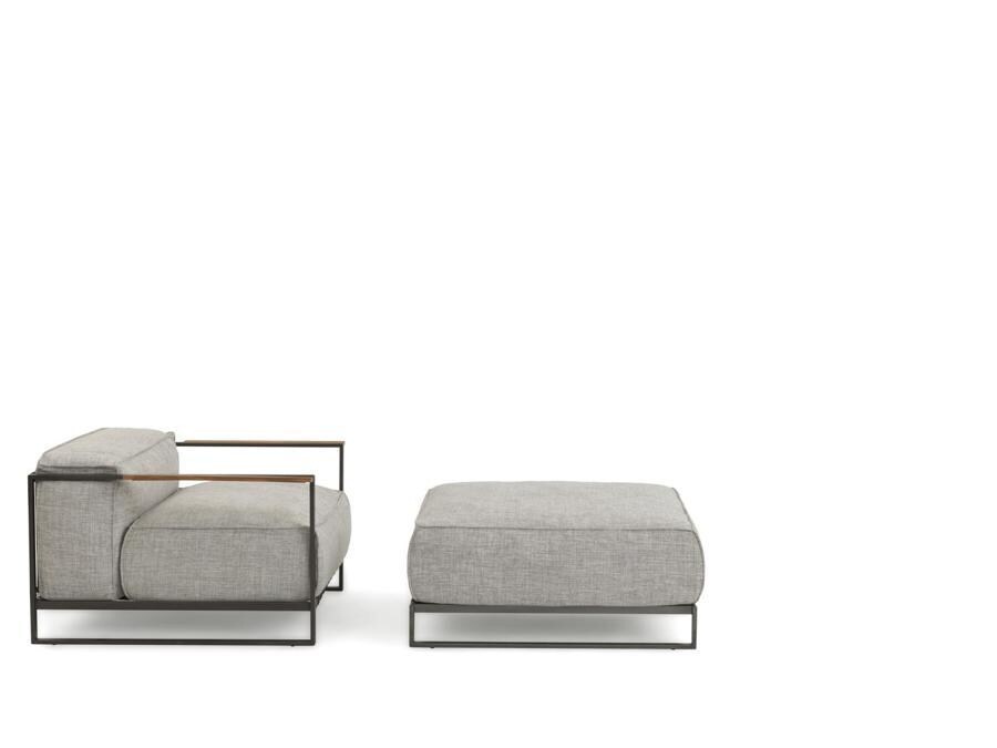 Talenti, collezione di arredo outdoor Casilda, design Ramòn Esteve; caratterizzata da linee morbide, rilegge le forme classiche, rendendole essenziali e attuali. Le imbottiture in quick dry foam, nate da una ricerca avanzata sui materiali, sopportano perfettamente gli agenti atmosferici.