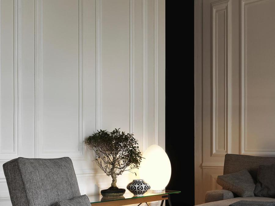 Driade, poltrona Cinemascope, design Philippe Starck; poltrona su base girevole con meccanismo oscillante. Base in acciaio inox spazzolato. Piedini regolabili e imbottitura con gomme poliuretaniche e piuma d'oca. Il rivestimento è in tessuto sfoderabile o in pelle; schienale e seduta possono essere rivestiti con tessuti differenti.