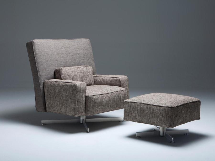 Driade, poltrona Cinemascope, design Philippe Starck; poltrona su base girevole con meccanismo oscillante. Base in acciaio inox spazzolato. Piedini regolabili e imbottitura con gomme poliuretaniche e piuma d'oca. Il rivestimento è in tessuto sfoderabile o in pelle; schienale e seduta possono essere rivestiti con tessuti differenti.