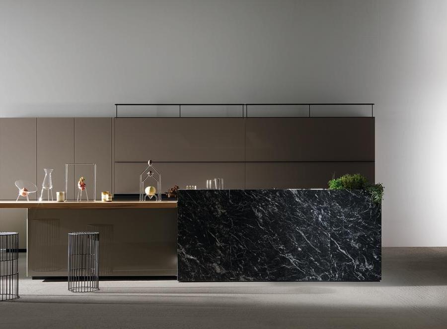 Valcucine, cucina Artematica con ante in vetro; il materiale è stato introdotto per la prima volta in cucina dall'azienda nel 1987. Il telaio in alluminio delle ante supporta materiali puri, non accoppiati, come il vetro.