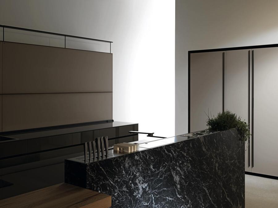  Valcucine, cucina Artematica con ante in vetro; il materiale è stato introdotto per la prima volta in cucina dall'azienda nel 1987. Il telaio in alluminio delle ante supporta materiali puri, non accoppiati, come il vetro.