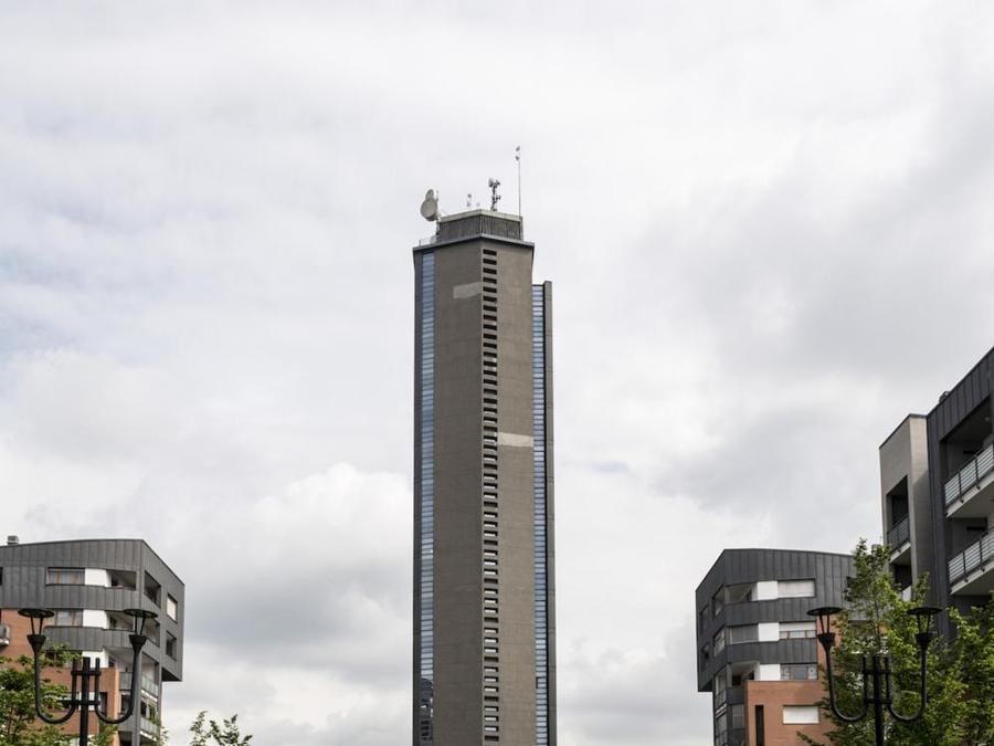 Palazzo Lancia è uno dei primi grattacieli di Torino, 16 piani di vetri specchiati, ora in attesa di un nuovo sviluppo - foto LuisaPortaDanieleRatti