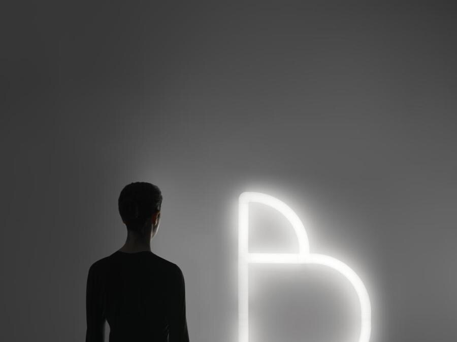 Artemide, Alphabet of Light, design BIG – Bjarke Ingels Group; è un sistema modulare di elementi luminosi, lineari e curvi, che consente la composizione di lettere dell'alfabeto in un nuovo font di luce. Pochi moduli di base permettono di disegnare la luce nello spazio con parole e segni grafici.