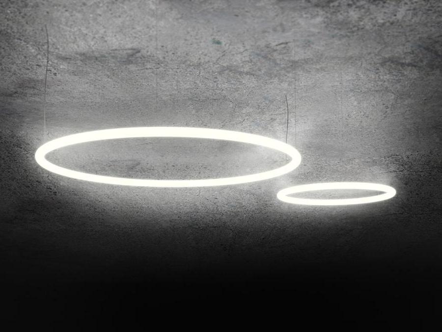 Artemide, Alphabet of Light, design BIG – Bjarke Ingels Group; è un sistema modulare di elementi luminosi, lineari e curvi, che consente la composizione di lettere dell'alfabeto in un nuovo font di luce. Pochi moduli di base permettono di disegnare la luce nello spazio con parole e segni grafici.