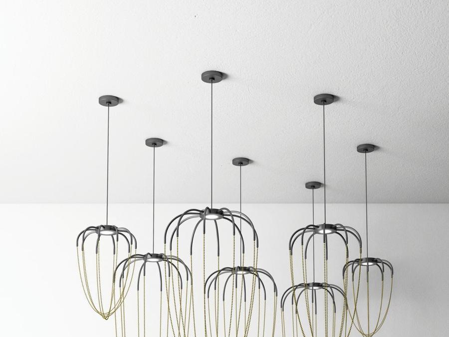  Axolight, collezione di lampade a sospensione Alysoid, design Ryosuke Fukusada;  realizzata in alluminio lavorato a mano, è caratterizzata da preziose catenine che per caduta definiscono il diffusore. Declinata in quattro modelli, ha la fonte luminosa a led integrato.
