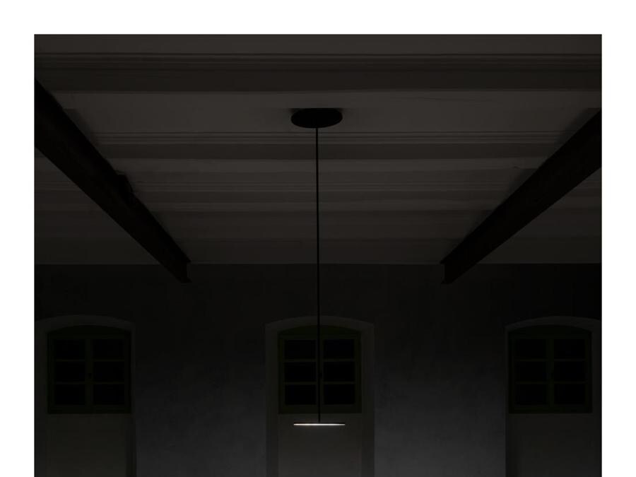Emanuel Gargano, lampada da sospensione Aura; diffusore composto da due sottili dischi in alluminio, uniti da una lunga asta. Il primo è fissato al soffitto, il secondo diffonde una luce delicata ed evanescente, Fonte luminosa led.