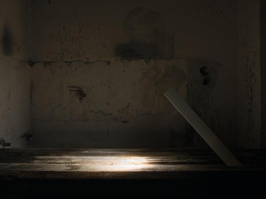 Emanuel Gargano, lampada da tavolo Cado; la struttura, una sbarra in carbonio, è inclinata di 45° e sembra essere sostenuta dalla luce che emana. Fonte luminosa led.