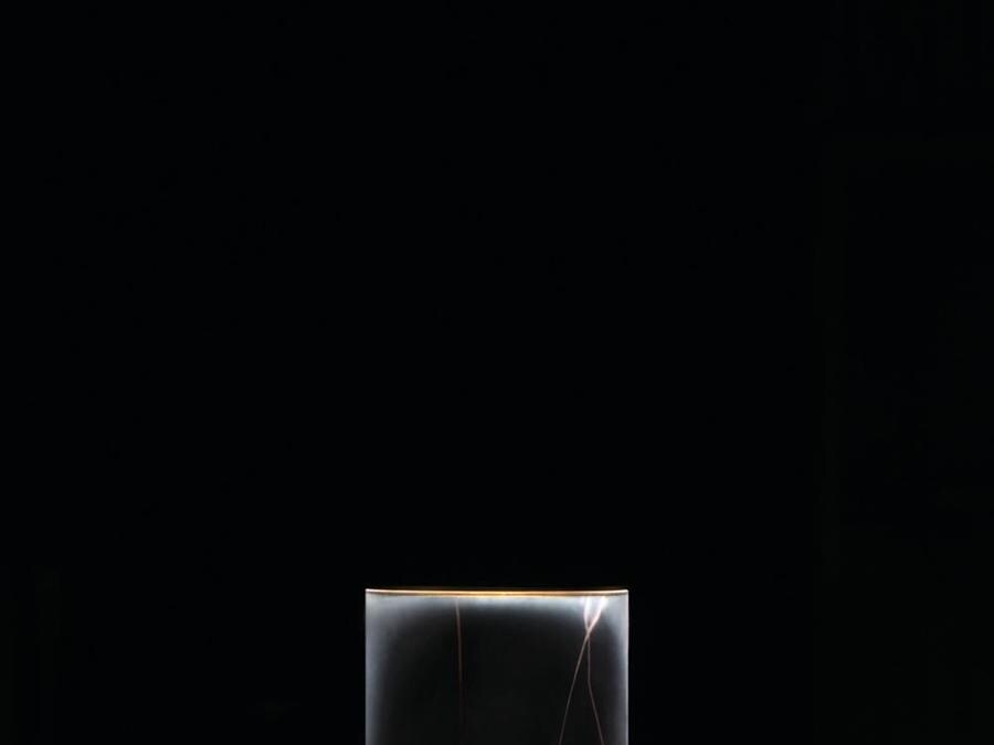 Emanuel Gargano, lampada Fatua disponibile nella versione da tavolo, da terra e da parete. Composta da un cilindro in vetro trasparente, diffonde la luce da una fonte non percettibile. Fonte luminosa oled. 