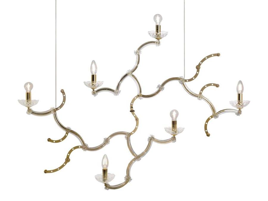 Karman, chandelier Ghebo, design Luca de Bona e Dario De Meo; si basa sulla scomposizione degli elementi essenziali che costituiscono un classico lampadario Maria Teresa, rivisitato in chiave bidimensionale. È composto da elementi in metallo e vetro di Murano.