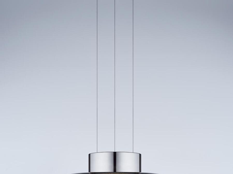 Leucos, lampada da sospensione Aella, design Toso & Massari; in tre nuove misure (diametro 20, 25 e 30 cm), ha il diffusore in vetro soffiato cristallo che sembra nascere da un turbine. Il circuito led dimmerabile sposa l'arte millenaria della lavorazione del vetro soffiato veneziano.
