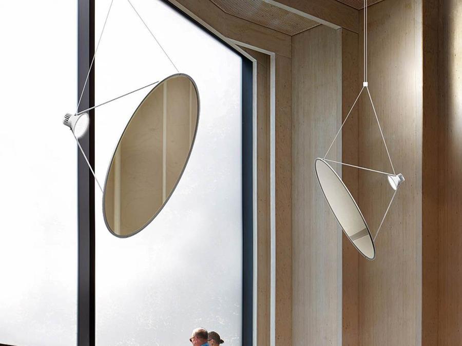 Luceplan, lampada a sospensione Sol_03, design Daniel Rybakken; composta da un sottile disco in materiale plastico diffondente (film bianco traslucido) e riflettente (una membrana a specchio metallizzata) a cui è collegato un corpo illuminante a led. La rotazione del disco può essere impostata in qualsiasi angolazione.