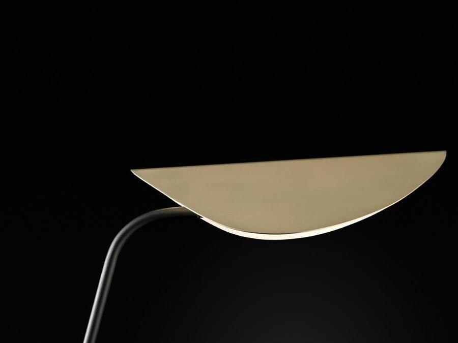 Oluce, famiglia di lampade Plume, design Christophe Pillet; composta da lampada da tavolo e da terra, caratterizzate da forme longilinee e leggere. Dalla base rettangolare si slancia uno stelo sottile e curvilineo agli estremi, alla cui sommità si trova un paralume piegato al centro. 