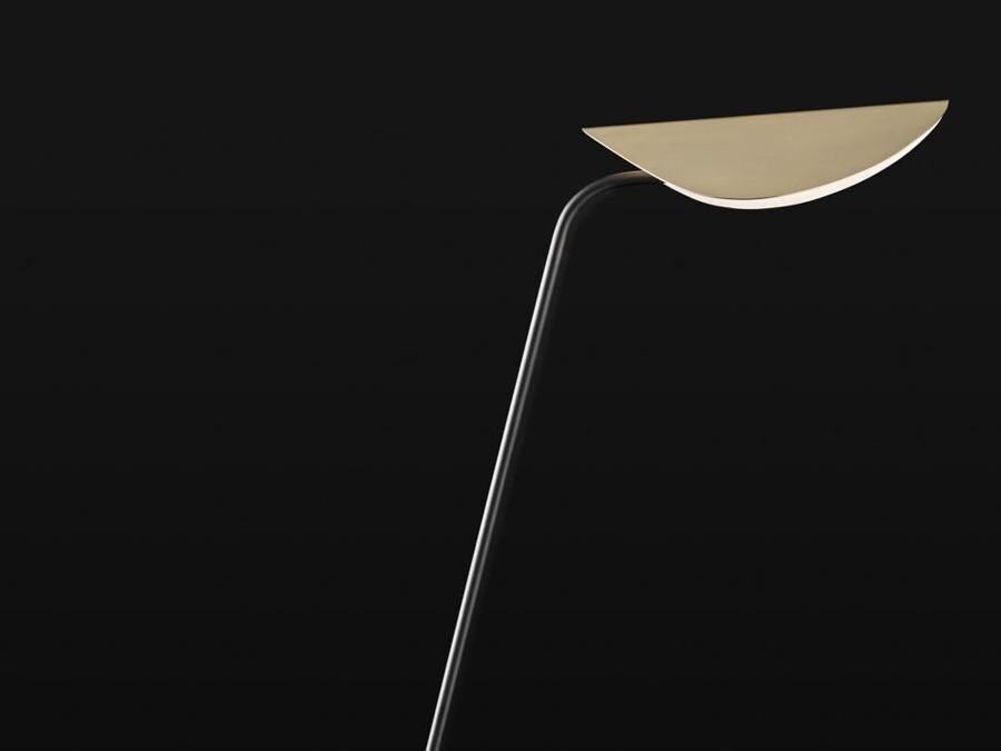 Oluce, famiglia di lampade Plume, design Christophe Pillet; composta da lampada da tavolo e da terra, caratterizzate da forme longilinee e leggere. Dalla base rettangolare si slancia uno stelo sottile e curvilineo agli estremi, alla cui sommità si trova un paralume piegato al centro. 