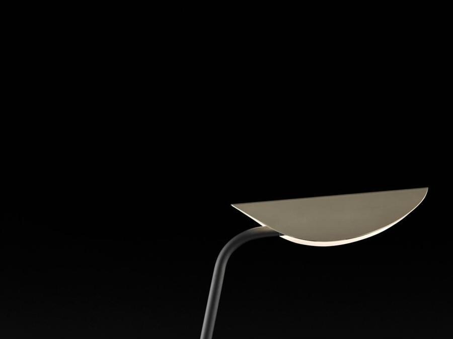 Oluce, famiglia di lampade Plume, design Christophe Pillet; composta da lampada da tavolo e da terra, caratterizzate da forme longilinee e leggere. Dalla base rettangolare si slancia uno stelo sottile e curvilineo agli estremi, alla cui sommità si trova un paralume piegato al centro. 