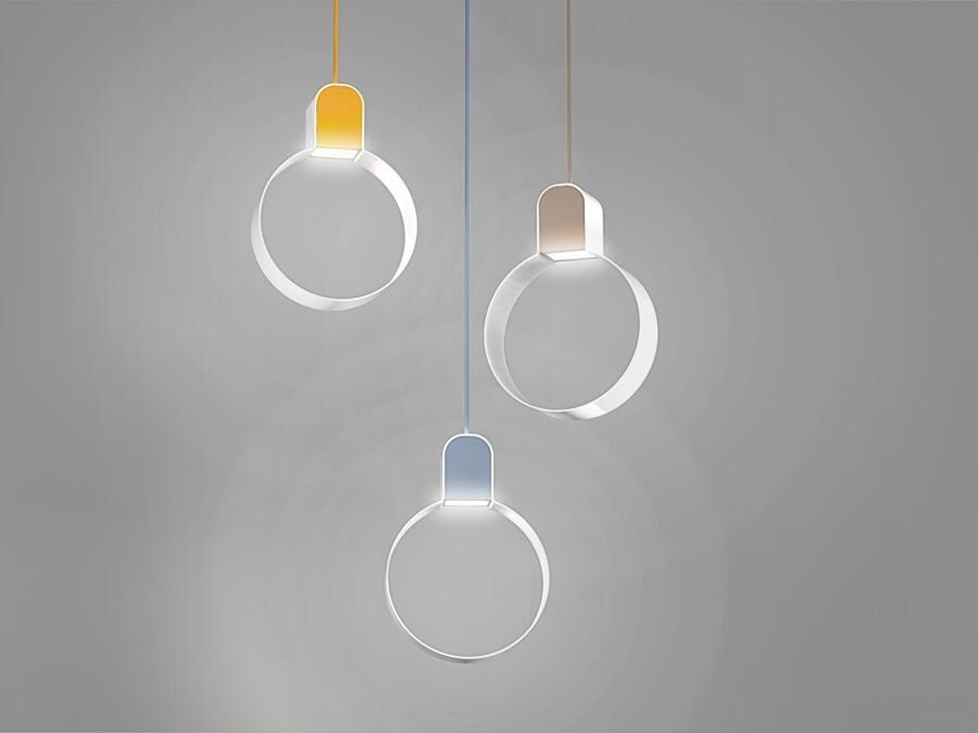Zava, famiglia di lampade Sonoluce, design Andrea Brugnera; può essere utilizzata come lampada da tavolo, da parete o sospensione ed è composta da un corpo circolare in metallo che ricorda la lampadina, bianco e sottile, in cui viene proiettata la luce dalla fonte luminosa alla base.