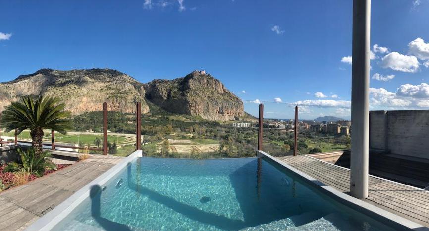 A Palermo, nel Parco della Favorita l'architetto Lorenzo Politi ha trasformato il preesistente lastrico solare in un giardino pensile intensivo. L'intervento è stato realizzato dall'azienda Planeta.  