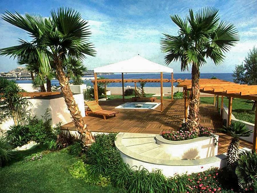 A Milazzo, l'azienda Planeta ha condotto un intervento di ristrutturazione sul tetto piano di un condominio di 18 unità abitative. Il progetto è dell'architetto Alfio Sciacca ed è stato realizzato qualche anno fa. Il sistema utilizzato è fra quelli che possono godere del bonus. La tecnologia è PERLIROOF® di Perlite Italiana un sistema brevettato per coperture a verde pensile a ridotto fabbisogno irriguo. Il costo complessivo dell'intervento è stato di 110mila euro