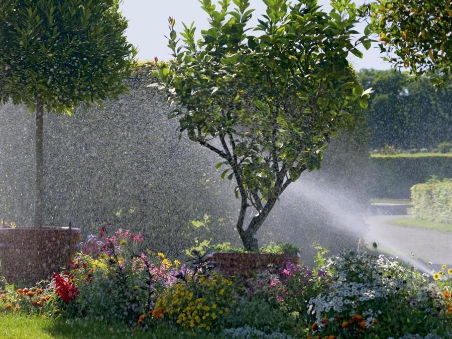 Particolari dei sistemi per il giardinaggio proposti dalla Gardena. L'azienda punta molto sulla linea City Gardening, che si rivolge al proprietario di uno spazio dalle metrature contenute (terrazzi/attici, balconi e piccoli giardini urbani) e propone, per il verde cittadino, soluzioni le NatureUp! In versione verticale o angolare, con relativo kit di irrigazione adatto a ogni spazio. L'intervento è uno di quelli coperti dal bonus. 