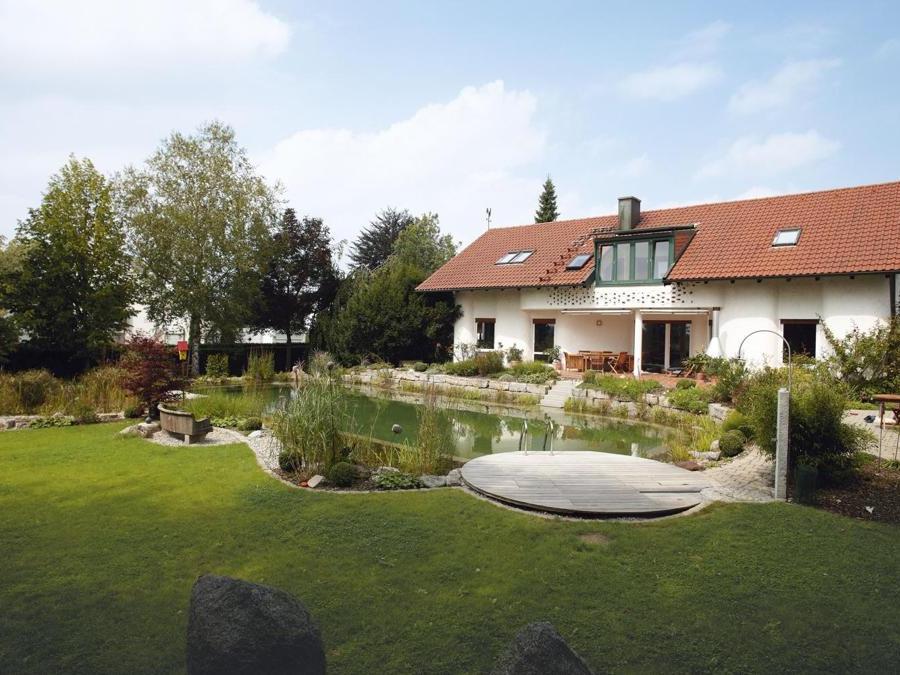 Particolari dei sistemi per il giardinaggio proposti dalla Gardena. L'azienda punta molto sulla linea City Gardening, che si rivolge al proprietario di uno spazio dalle metrature contenute (terrazzi/attici, balconi e piccoli giardini urbani) e propone, per il verde cittadino, soluzioni le NatureUp! In versione verticale o angolare, con relativo kit di irrigazione adatto a ogni spazio. L'intervento è uno di quelli coperti dal bonus. 