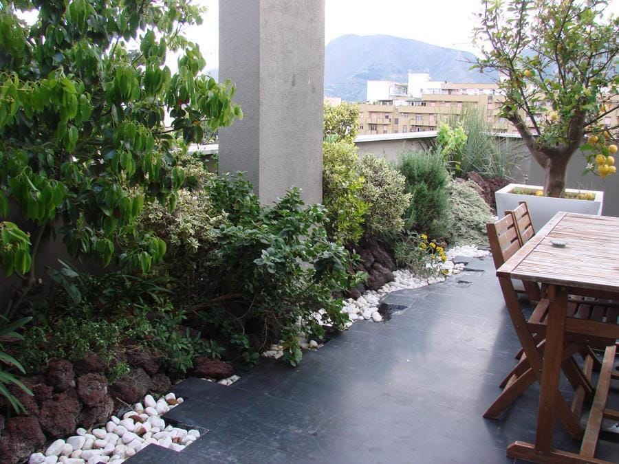 Nel centro storico di Palermo, un lastrico solare a servizio di un attico è stato trasformato in un giardino pensile intensivo. 40 metri quadrati di verde posati intorno a una piscina. Il progetto è firmato dallo studio Laborarch.