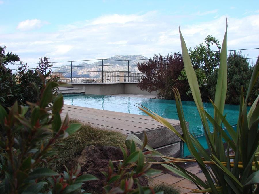 Nel centro storico di Palermo, un lastrico solare a servizio di un attico è stato trasformato in un giardino pensile intensivo. 40 metri quadrati di verde posati intorno a una piscina. Il progetto è firmato dallo studio Laborarch.