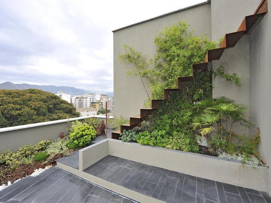 Nel centro storico di Palermo, un lastrico solare a servizio di un attico è stato trasformato in un giardino pensile intensivo. 40 metri quadrati di verde posati intorno a una piscina. Il progetto è firmato dallo studio Laborarch.