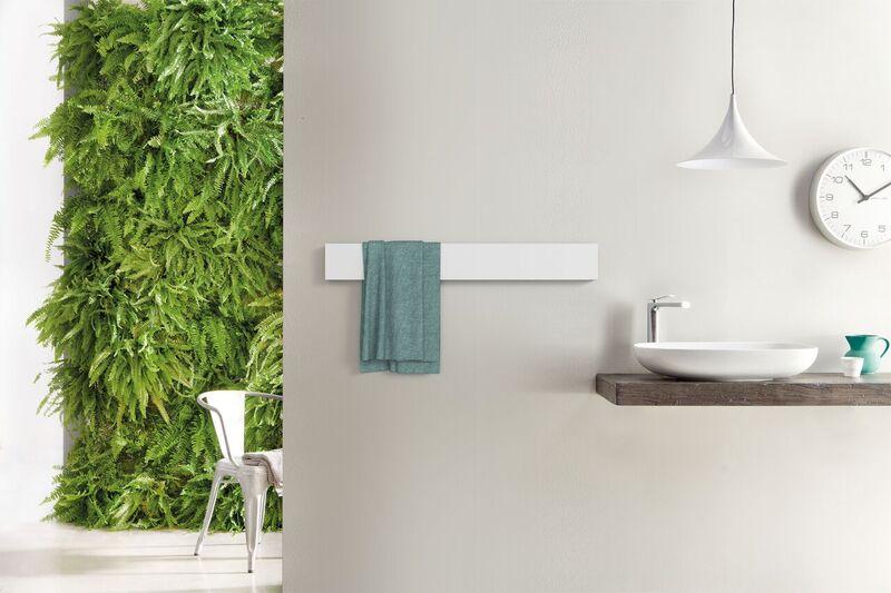 Towel Bar, Ridea. Scaldasalviette in alluminio. Nuova versione elettrica con resa termica aumentata rispetto alla versione precedente. Controllo touch attraverso il quale può essere acceso spento o programmato (2 ore di funzionamento) ed elettrificazione ottenuta tramite un processo brevettato detto Liquid Stone: è un'elettrificazione a freddo (senza olii: sono eliminate le possibili perdite) che permette un'omogenea trasmissione del calore e uniforme dispersione su tutta la superficie