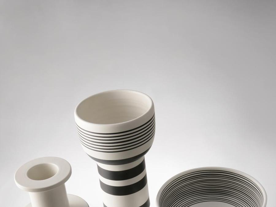 Vasi per Bitossi. Sottsass inizia negli anni 50 la collaborazione con Aldo Londi all'interno all'azienda. Nascono le ormai classiche ceramiche in bianco e nero, i “totem” multicolori, la produzione storica realizzata per Memphis