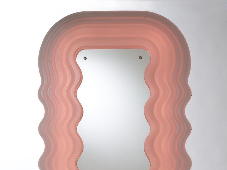 Ultrafragola per Poltronova. È uno specchio con cornice termoformata in materiale plastico opalino e luce al neon rosa. È l'unico oggetto entrato in produzione dei Mobili Grigi disegnati nel 1970 per Poltronova, una camera da letto ed un soggiorno completi, di cui furono prodotti solo i prototipi. Prezzo: da 6.800 euro 