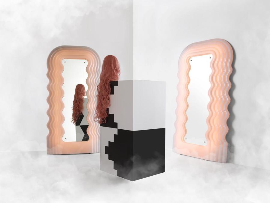 Ultrafragola per Poltronova. È uno specchio con cornice termoformata in materiale plastico opalino e luce al neon rosa. È l'unico oggetto entrato in produzione dei Mobili Grigi disegnati nel 1970 per Poltronova, una camera da letto ed un soggiorno completi, di cui furono prodotti solo i prototipi. Prezzo: da 6.800 euro. (Ph Pietro Savorelli – set design D'Apostrophe)