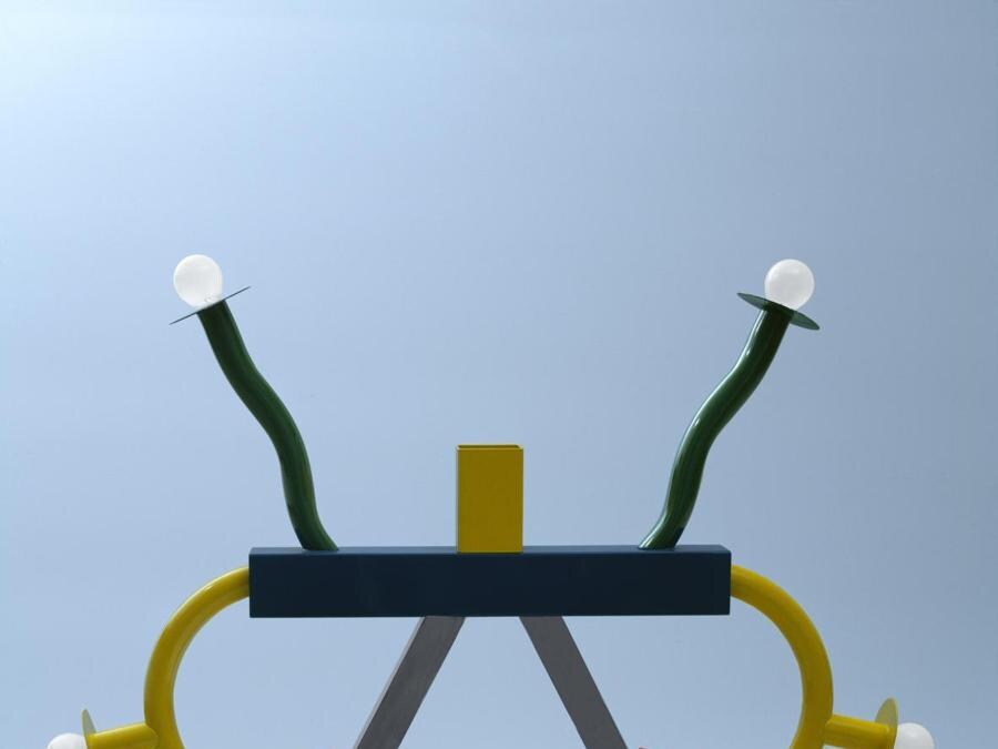 Ashoka per Memphis. Lampada da tavolo con struttura in metallo verniciato a fuoco della Collezione Memphis Milano. Dimensioni: 74 x 85 cm di altezza. Prezzo: 2.640 euro. (Ph Aldo Ballo – Courtesy Memphis srl, www.memphis-milano.com)