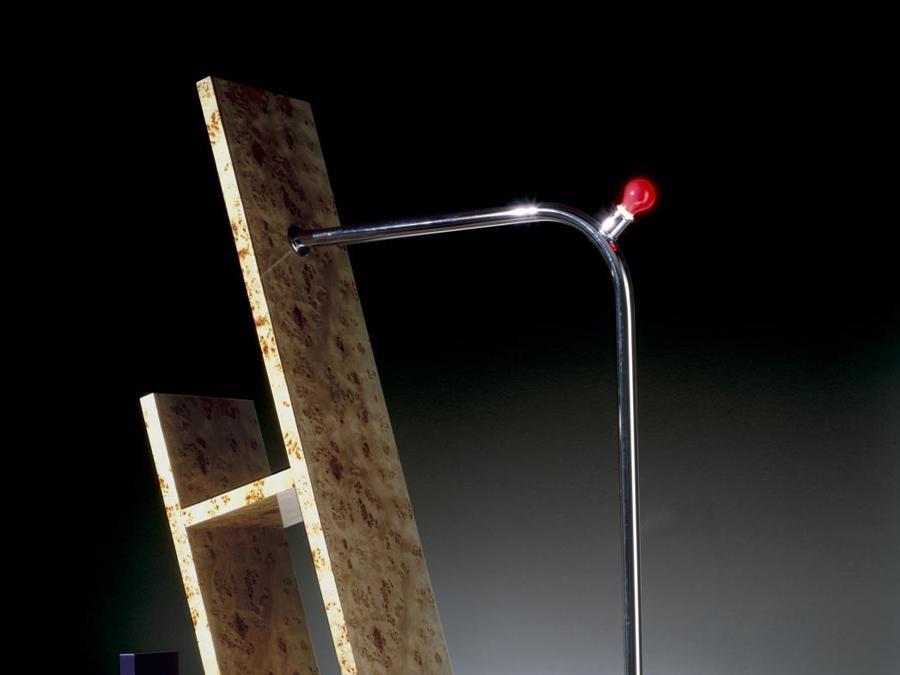 Beverly per Memphis. Mobile da soggiorno Collezione Memphis Milano (1981). È in legno rivestito di laminato plastico decorato e radica naturale, con contenitore a due ante con ripiano. Dimensioni: 175 x 48 x 228 cm di altezza. Prezzo: 10.900 . (Ph Aldo Ballo – Courtesy Memphis srl, www.memphis-milano.com) 