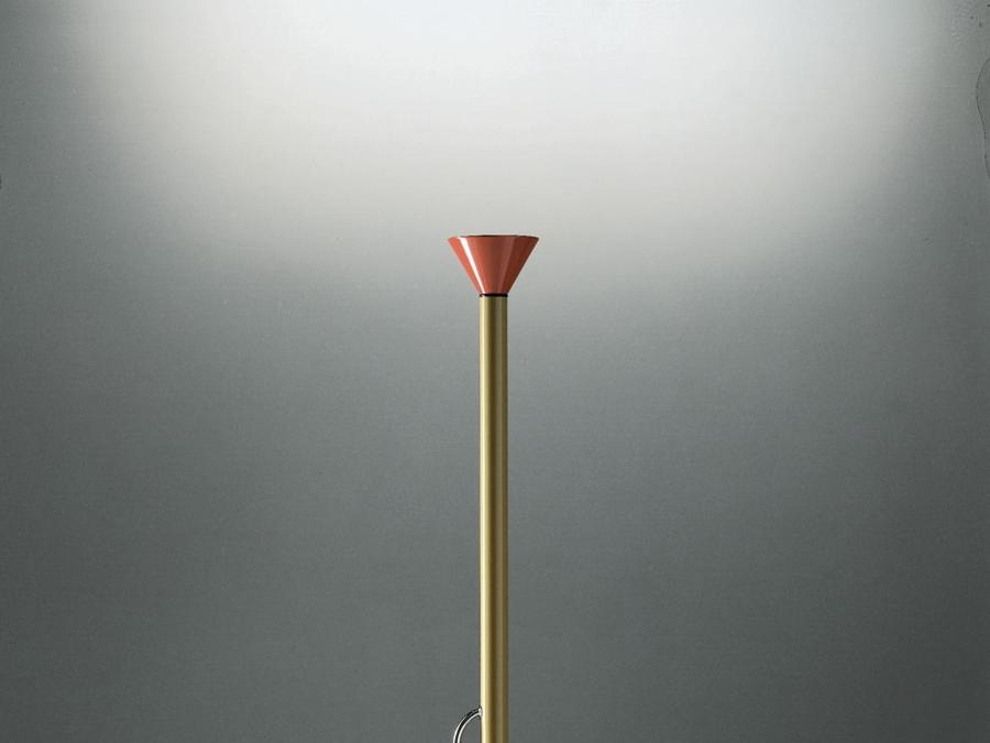 Callimaco per Artemide. Lampada progettata nel 1982, è stata adattata alla tecnologia più attuale con Led e touch dimmer per la regolazione della luce. Prezzo: 1.295 euro