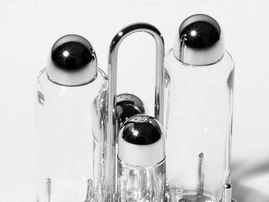 Servizio per condimenti 5070 (14) e Macinapepe MP0210 (15) per Alessi. La serie 5070 del 1978, oltre a essere il primo progetto di Sottsass ad entrare in catalogo per Alessi, è ancora oggi il set per condimenti in acciaio più venduto.