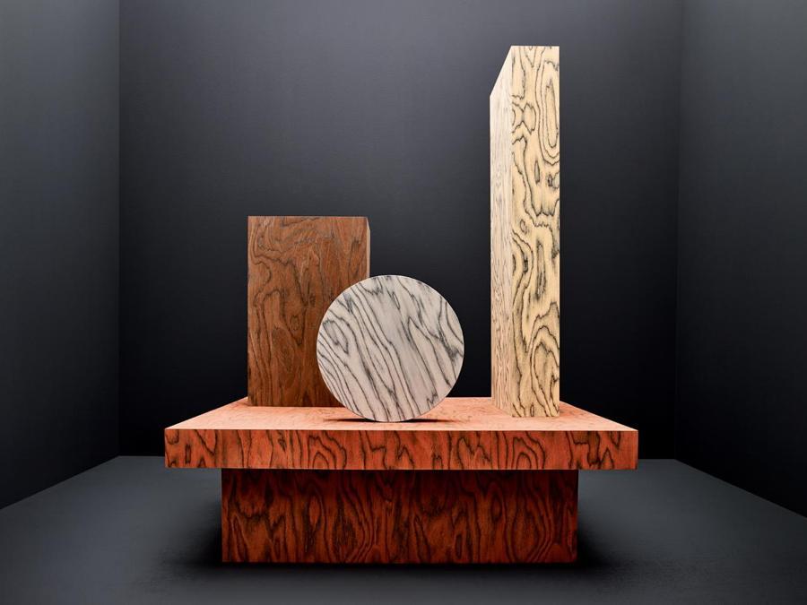 Re-Connection: elementi di arredo di Martino Gamper realizzati con legni di Sottsass per Alpi. Mentre i pezzi, dopo la mostra nello shoroom milanese di Alpi, saranno esposti nella galleria londinese di Martino Gamper, la collezione di pattern in legno composito, nelle in quattro varianti cromatiche, rosso, arancio, marrone e grigio entra a far parte della gamma di legni dell'azienda romagnola. (Ph Federico Cedrone)