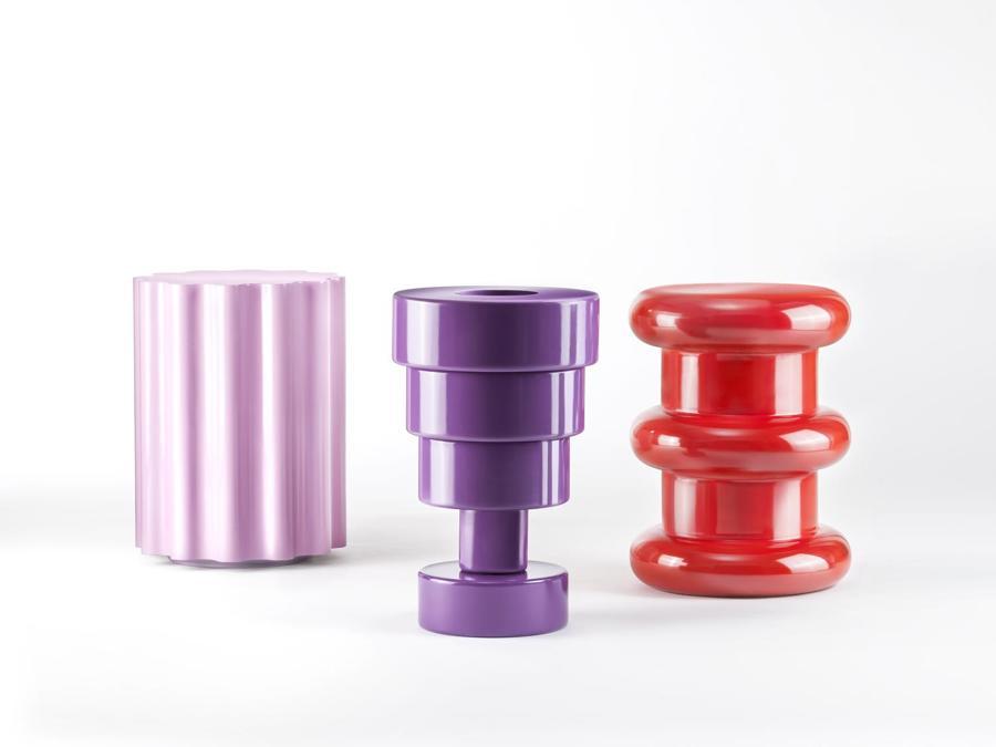 Kartell Goes Sottsass – A Tribute to Memphis. Collezione che comprende gli sgabelli Pilastro e Colonna e il vaso Calice, disegnati da Sottsass e mai messi in produzione prima, e alcuni imbottiti dell'azienda riproposti nei pattern firmati da lui e da Nathalie du Pasquier. Prezzi: 201 euro (Calice), 237 euro (Colonna e Pilastro)