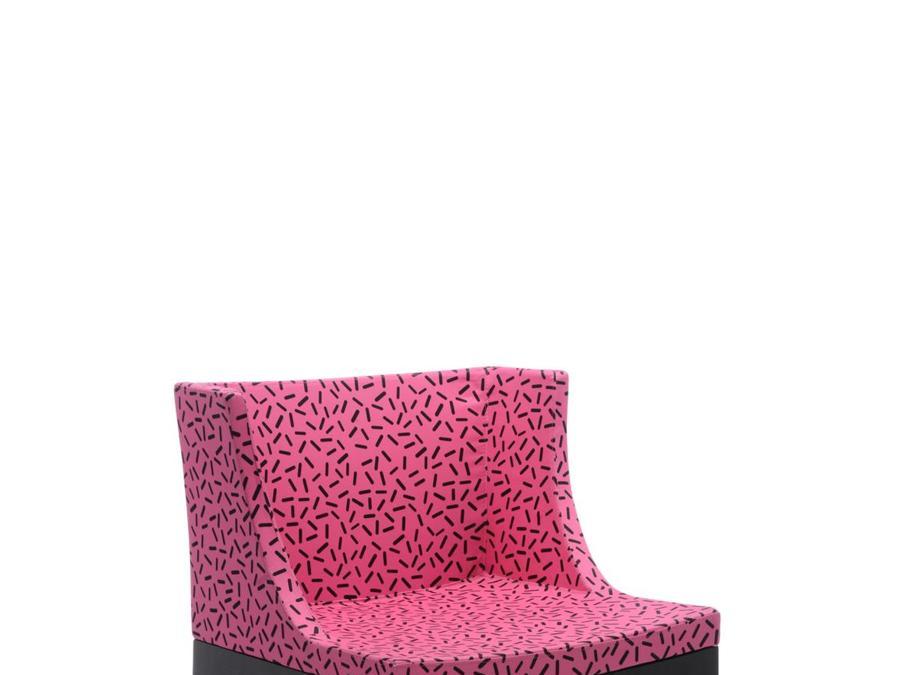 Kartell Goes Sottsass – A Tribute to Memphis. Collezione che comprende gli sgabelli Pilastro e Colonna e il vaso Calice, disegnati da Sottsass e mai messi in produzione prima, e alcuni imbottiti dell'azienda riproposti nei pattern firmati da lui e da Nathalie du Pasquier. Prezzi: 201 euro (Calice), 237 euro (Colonna e Pilastro), 629 (Mademoiselle Memphis)
