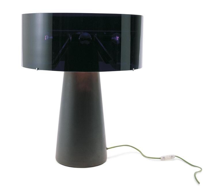 Abat-Jour per B&B Italia. Lampada con base in ceramica, paralume in vetro nero, schermo superiore in vetro smerigliato, struttura portalampade cromata, cavo in tessuto verde. Dimensioni: 48 x 60 cm di altezza. Prezzo: 1.452 euro