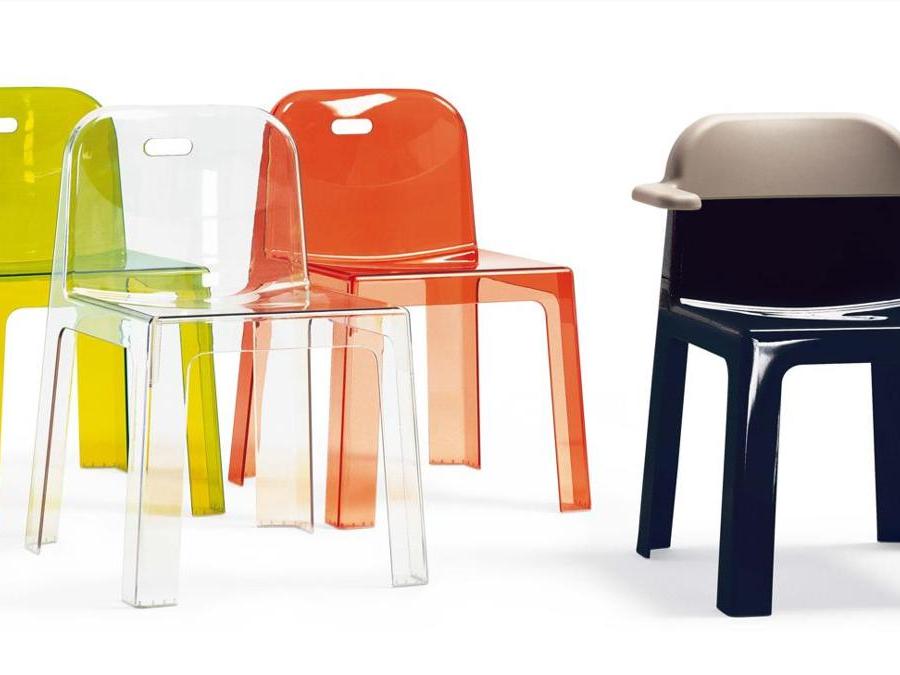 Trono per Segis. Un progetto di Sottsass Associati: sedia impilabile realizzata in un'unica stampata di vari tecnopolimeri. Disponibile in vari colori, è trasformabile in poltroncina con l'aggiunta dell'accessorio Cappuccio. Prezzo: 291,5 euro (versione coprente), 298,9 (versione trasparente)