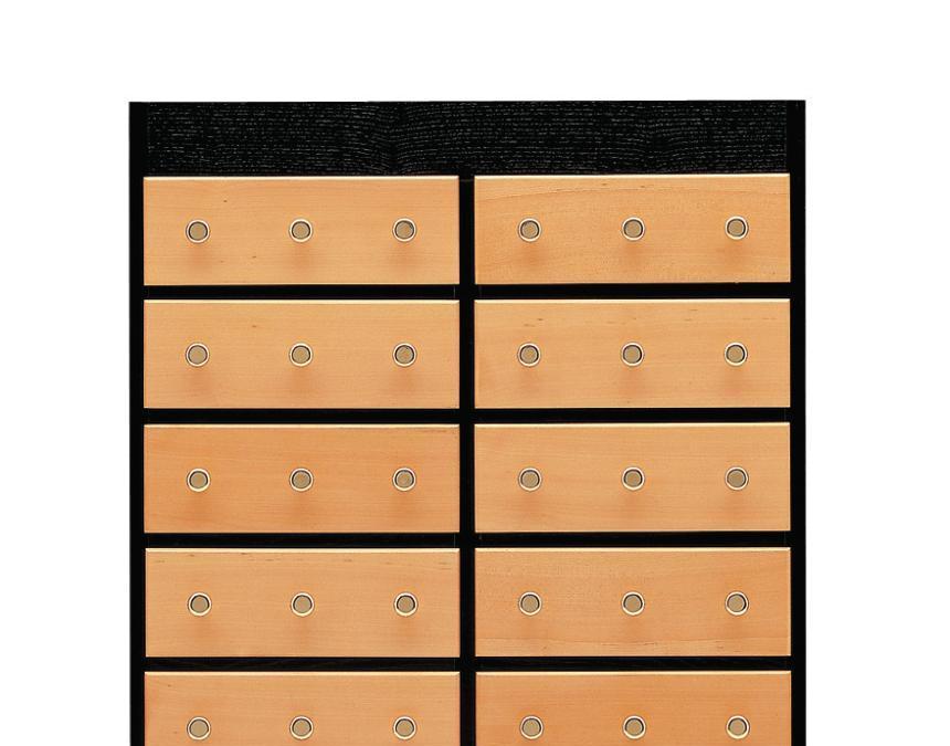 Mombasa per Zanotta. Cassettiera disegnata da Ettore Sottsass nel 1989. Prezzo: 11.760 euro