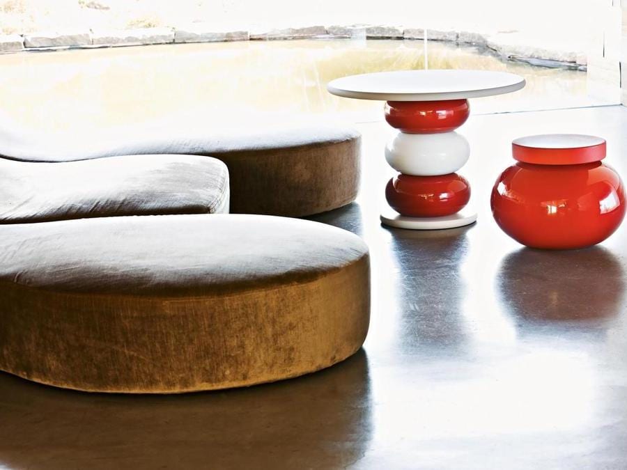 Faituttotu per Serralunga. Progetto di Sottsass Associati di arredi modulari da esterno e interno in polietilene, con il piano del tavolo in Mdf e la seduta dello sgabello in ecopelle. Prezzo: 630 euro (sgabello), 1.745 euro (tavolo)