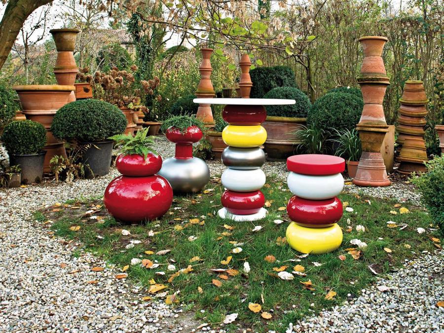 Faituttotu per Serralunga. Progetto di Sottsass Associati di arredi modulari da esterno e interno in polietilene, con il piano del tavolo in Mdf e la seduta dello sgabello in ecopelle. Prezzo: 630 euro (sgabello), 1.745 euro (tavolo)