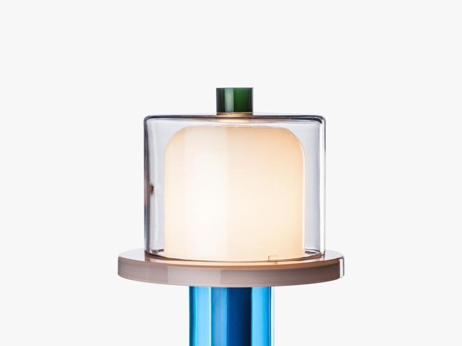 Bhusanam per Venini (1994-2017). Edizione numerata per anno. Lampada da tavolo della collezione Art Light con elementi in metallo laccato blu. Prezzo: 4.250 euro  