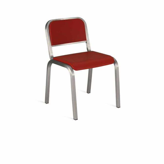 Nine-O Chair per Emeco. Reinterpretazione di Sottsass della iconica Navy Chair dell'azienda Americana, in alluminio, presentata nel 2008. Prezzo: da 670 euro