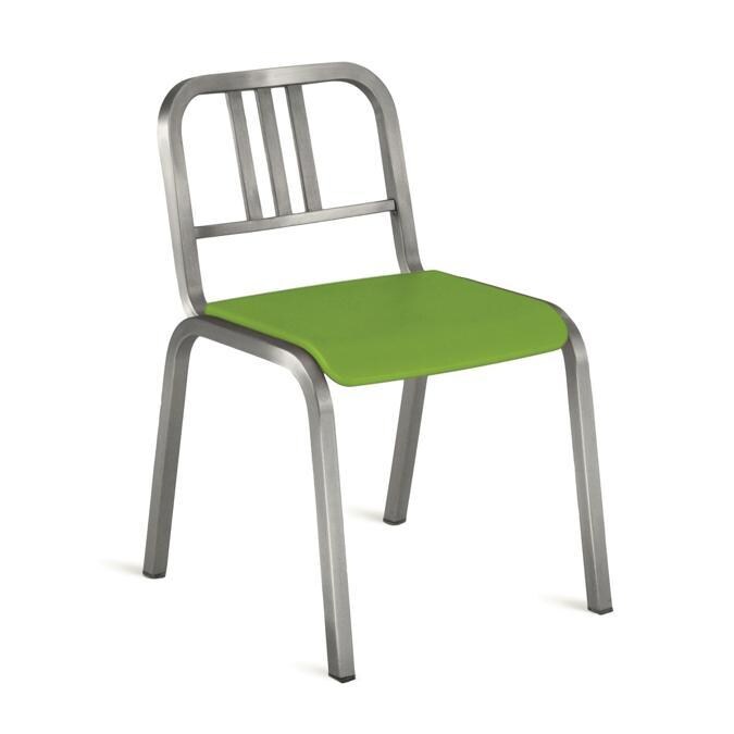 Nine-O Chair per Emeco. Reinterpretazione di Sottsass della iconica Navy Chair dell'azienda Americana, in alluminio, presentata nel 2008. Prezzo: da 670 euro