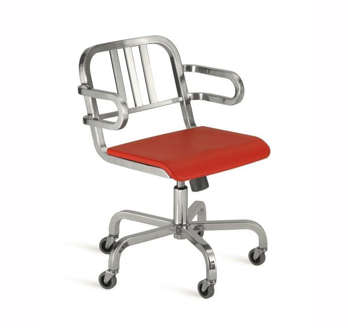Nine-O Chair per Emeco. Reinterpretazione di Sottsass della iconica Navy Chair dell'azienda Americana, in alluminio, presentata nel 2008. Prezzo: da 670 euro